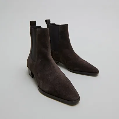 Boots with slight beveled heels and pointed toes in dark brown suede