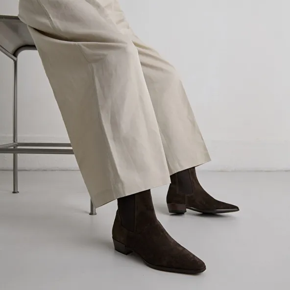 Boots with slight beveled heels and pointed toes in dark brown suede