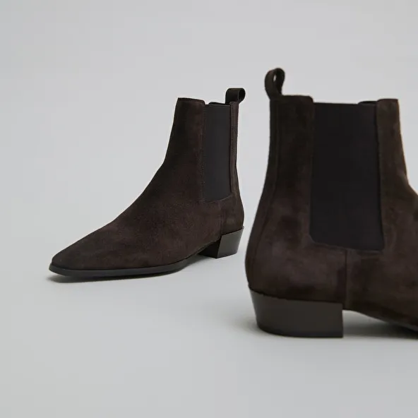 Boots with slight beveled heels and pointed toes in dark brown suede