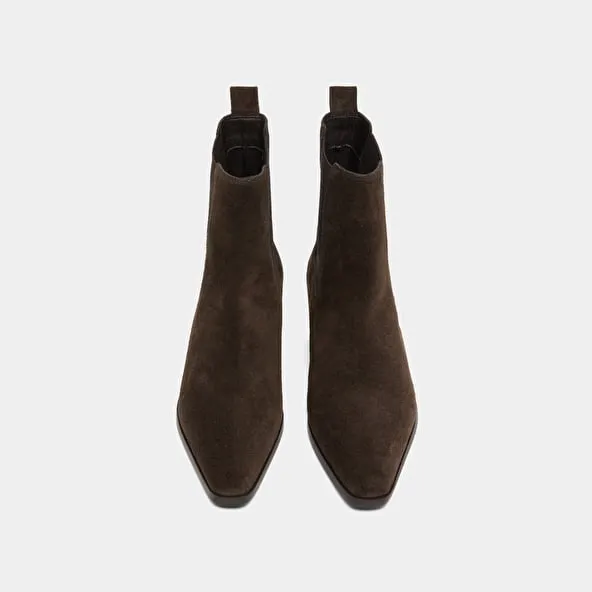 Boots with slight beveled heels and pointed toes in dark brown suede