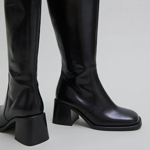 Boots with thick heels and square toes in black leather