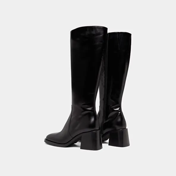 Boots with thick heels and square toes in black leather